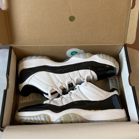 Jordan 11 Retro Low Iridescent (11) - Picture 5 of 6